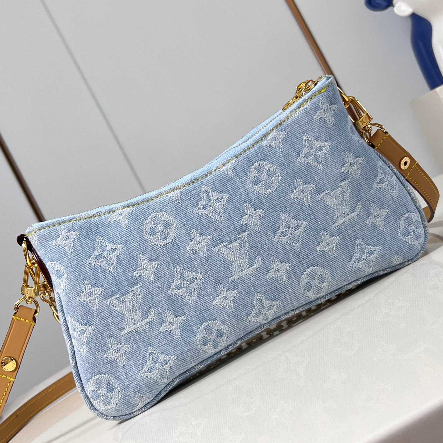 Louis Vuitton Liv Pochette  M83532 - FashionPlug