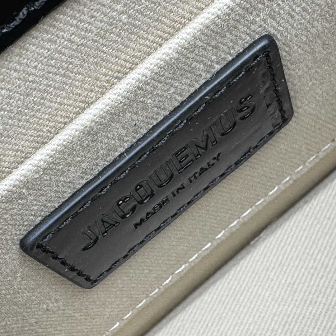 Jacquemus Le Chiquito Moyen Boucle - FashionPlug