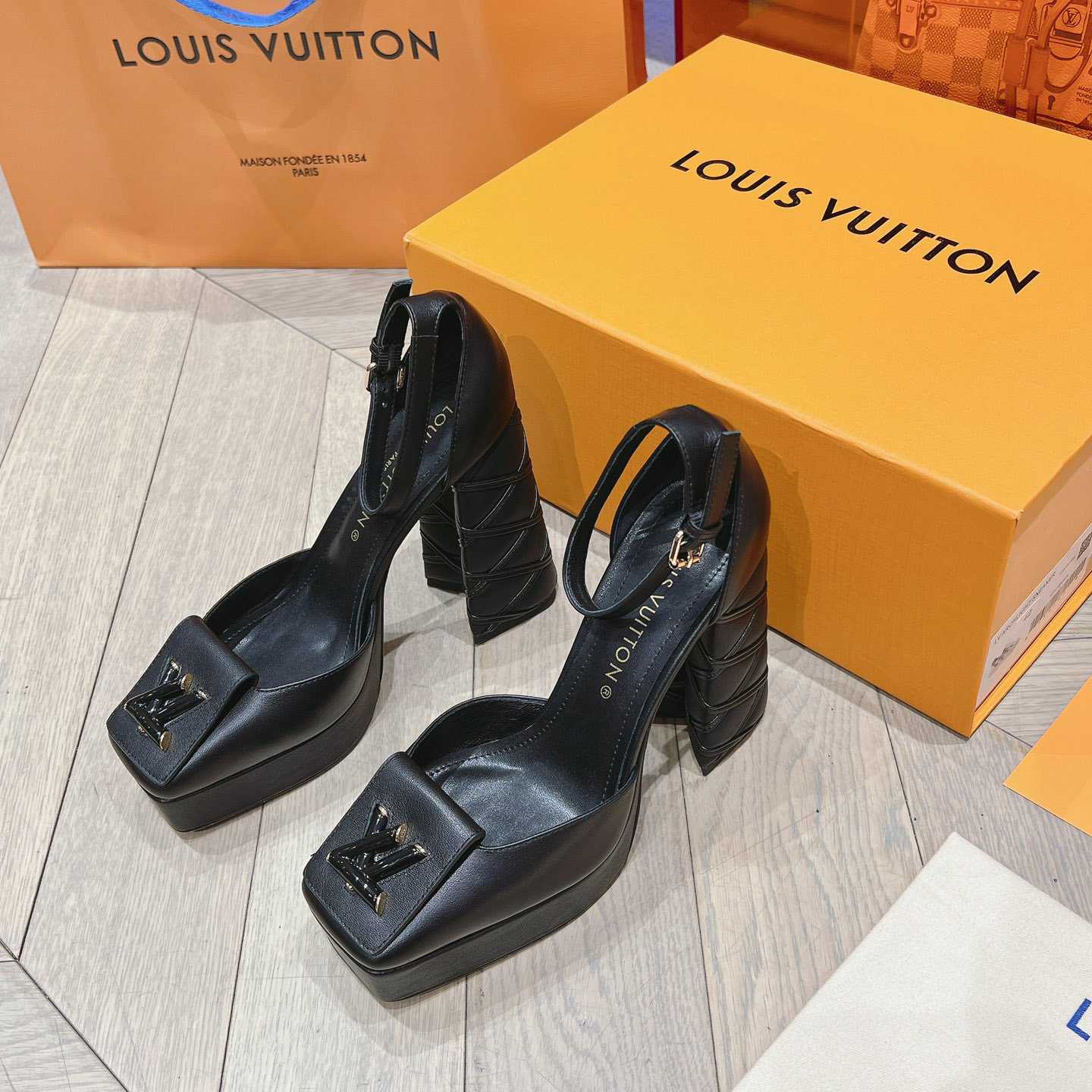 Louis Vuitton Shake Platform Pump  1ACMYU - FashionPlug