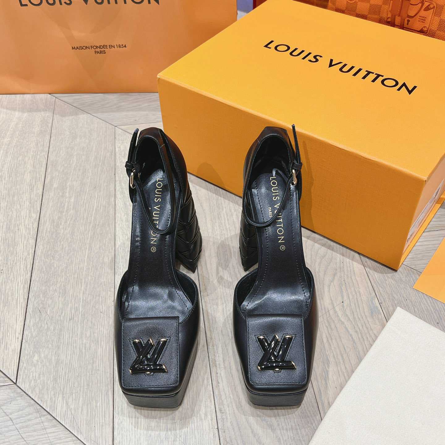 Louis Vuitton Shake Platform Pump  1ACMYU - FashionPlug