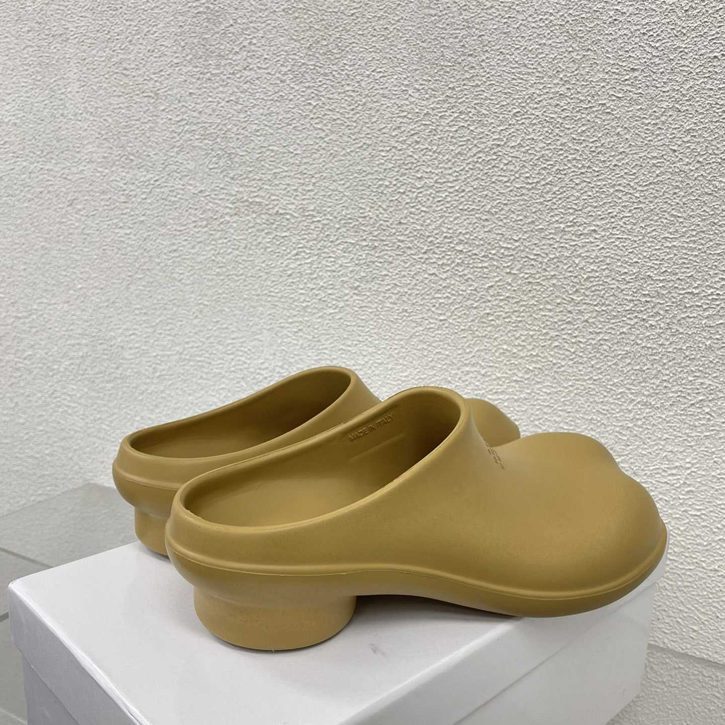 MM6 Maison Margiela Anatomic Numbers-motif Slippers - FashionPlug