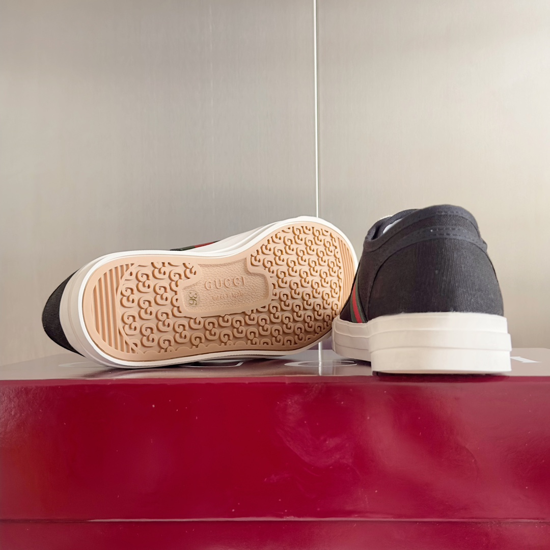 Gucci Sneaker With Web - FashionPlug