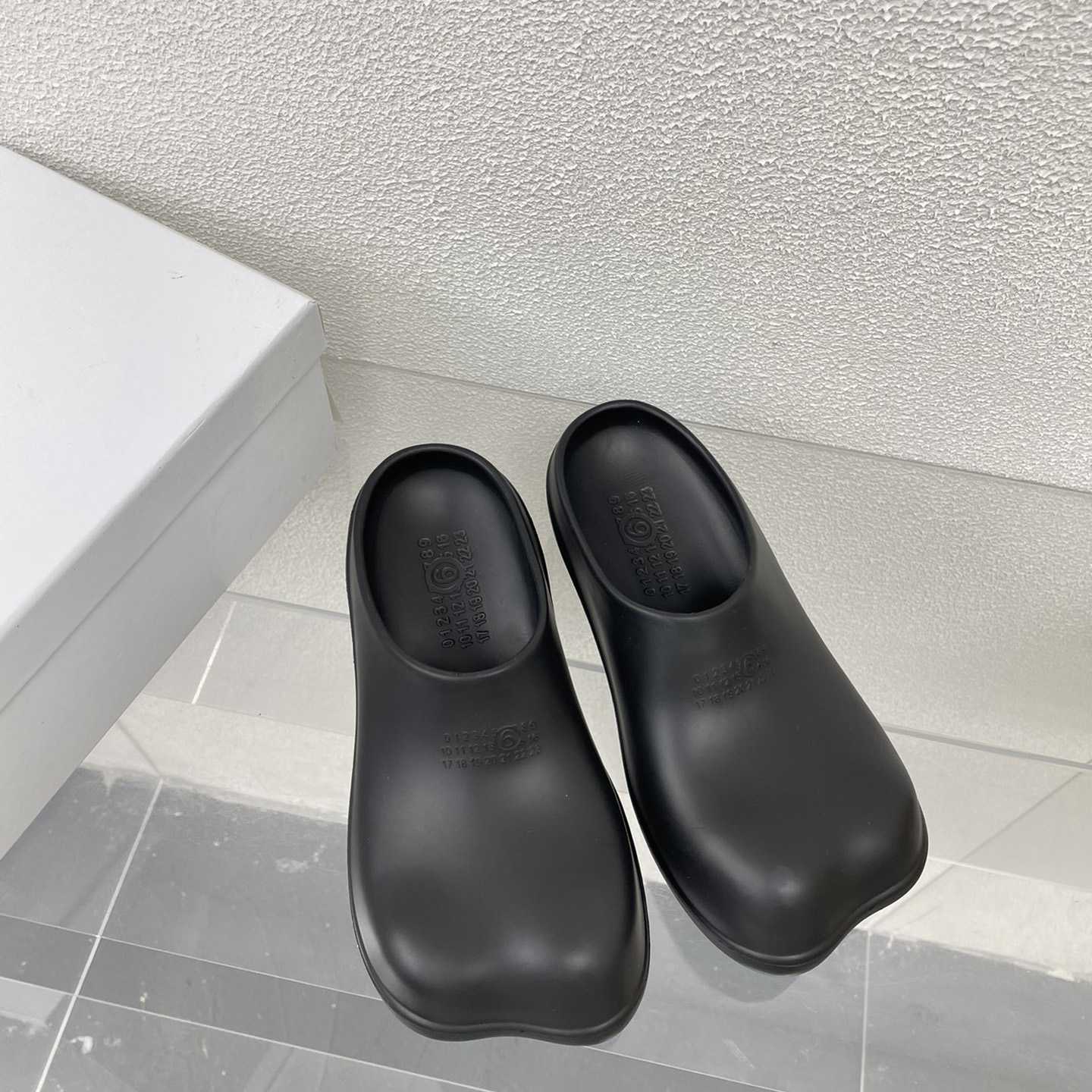 MM6 Maison Margiela Anatomic Numbers-motif Slippers - FashionPlug