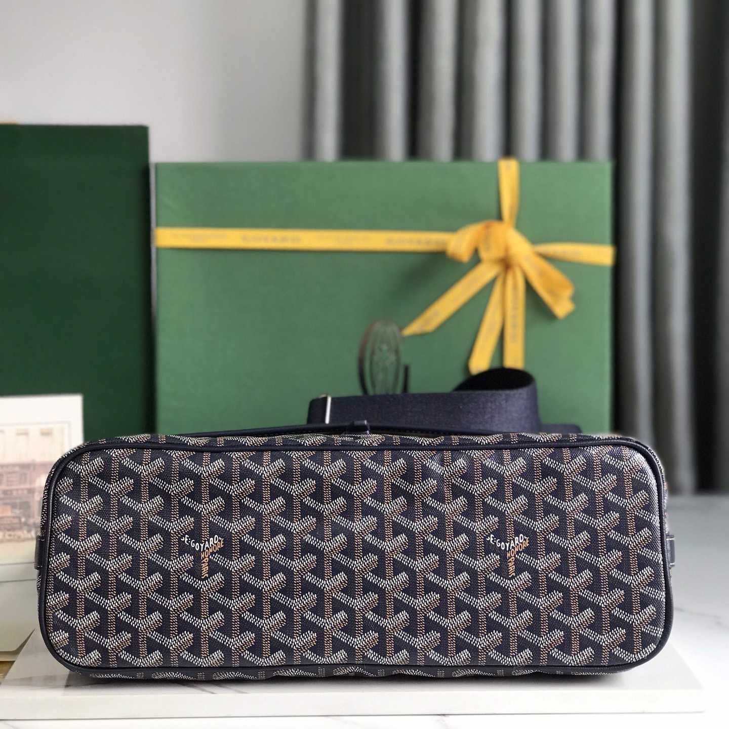 Goyard Messenger Bag - FashionPlug