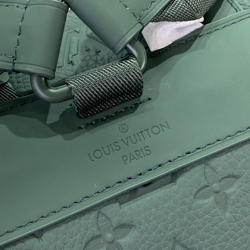 Louis Vuitton Christopher MM  M24428 - FashionPlug