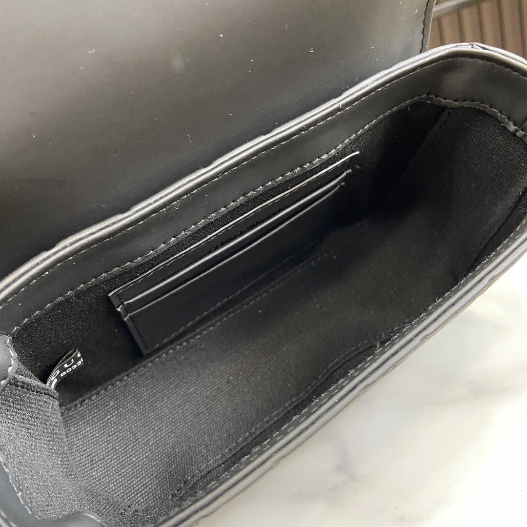 Gucci GG Rubber-effect Super Mini Bag - FashionPlug
