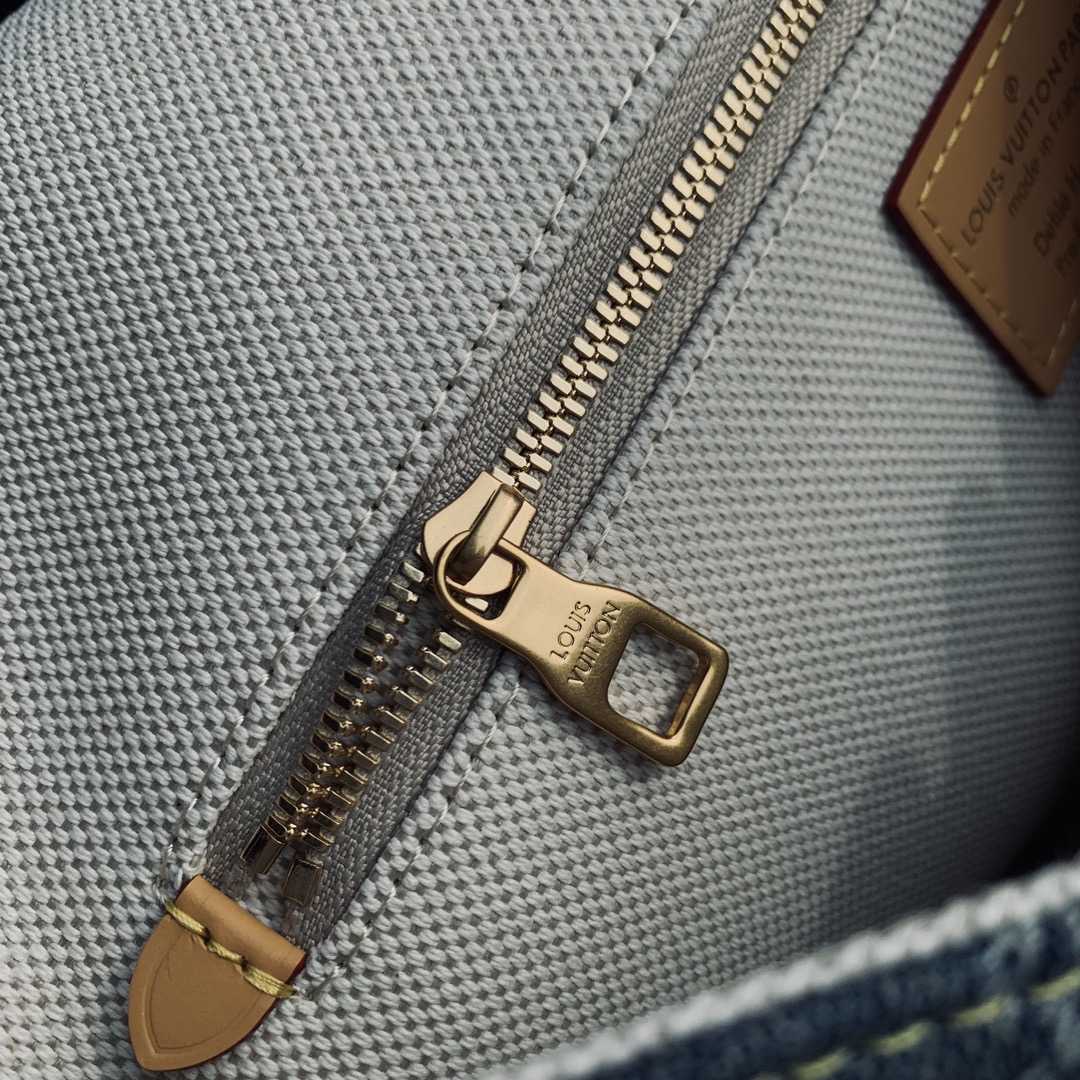 Louis Vuitton Montsouris Messenger MM   - FashionPlug