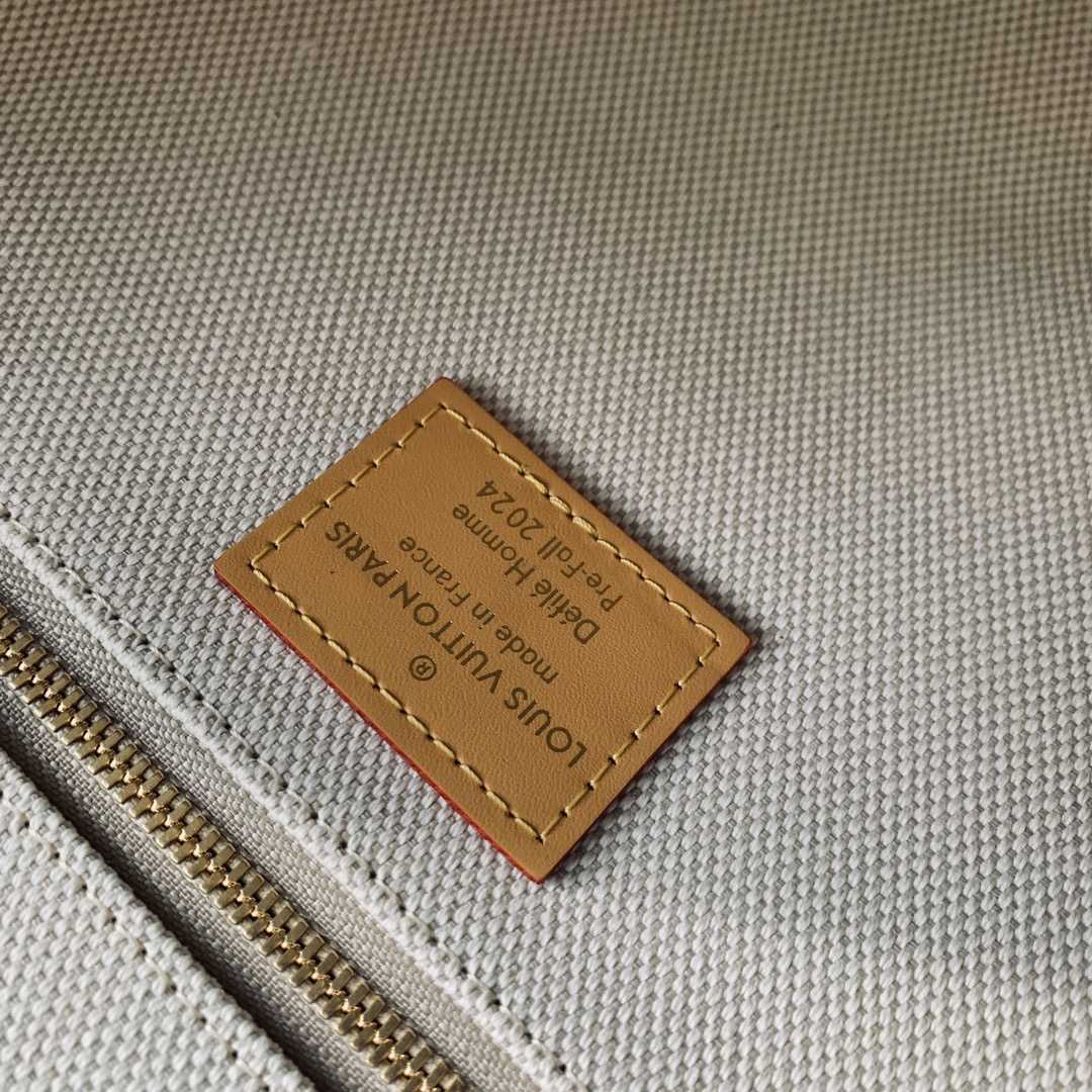 Louis Vuitton Montsouris Messenger MM   - FashionPlug