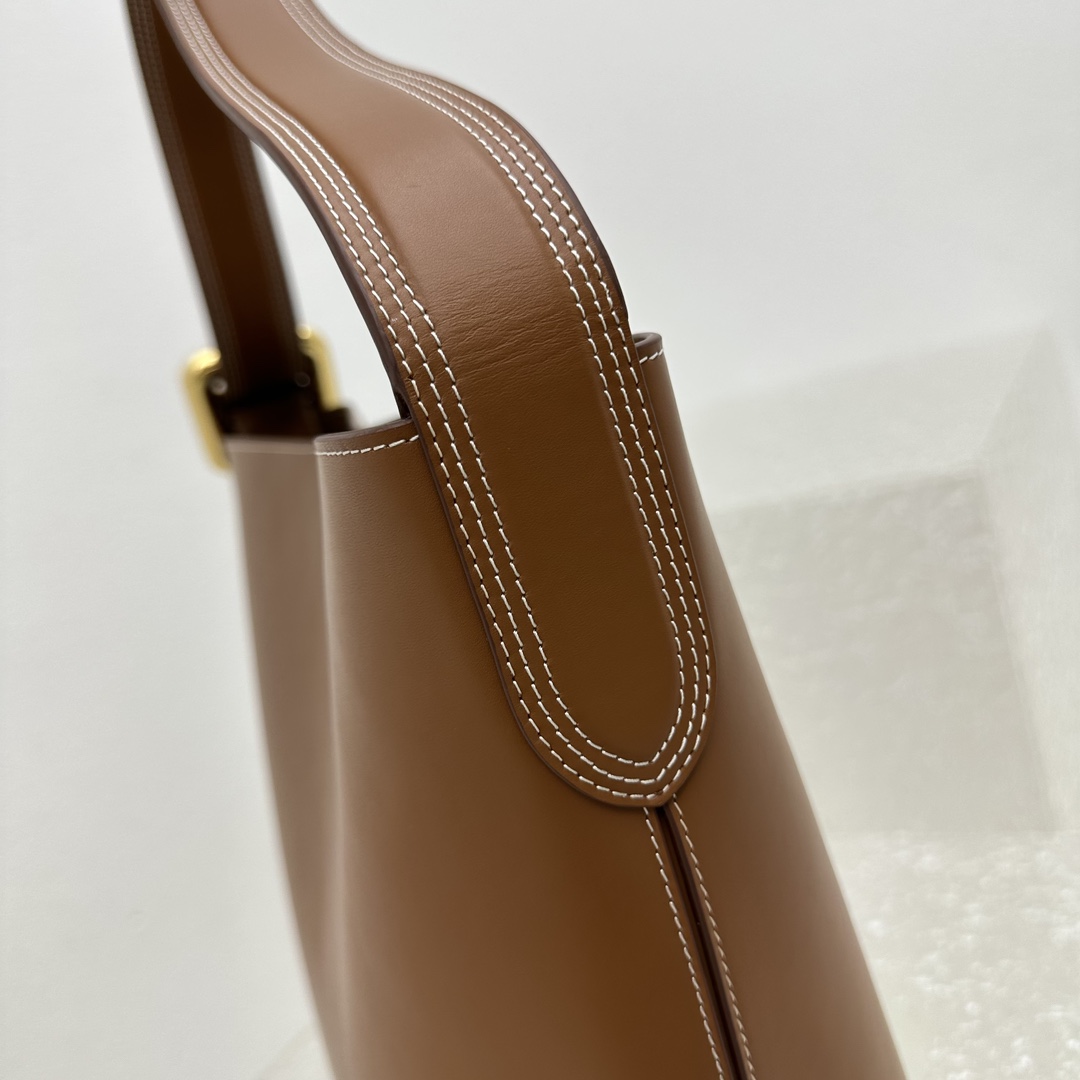Jacquemus Le Regalo Leather Bucket Bag (30x33x14cm) - FashionPlug