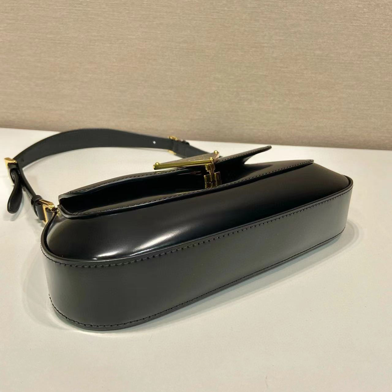 Prada Leather Shoulder Bag  （24x11x4cm） - FashionPlug