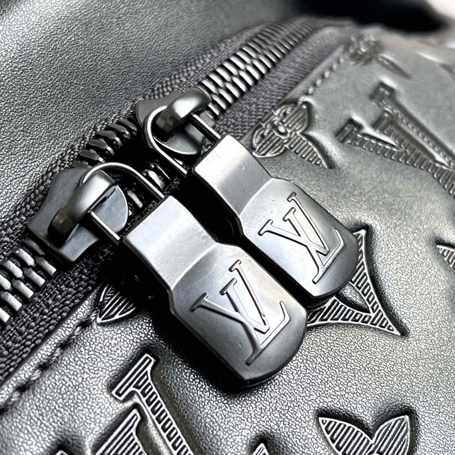 Louis Vuitton Discovery Bumbag  M44388   47-20-9cm - FashionPlug