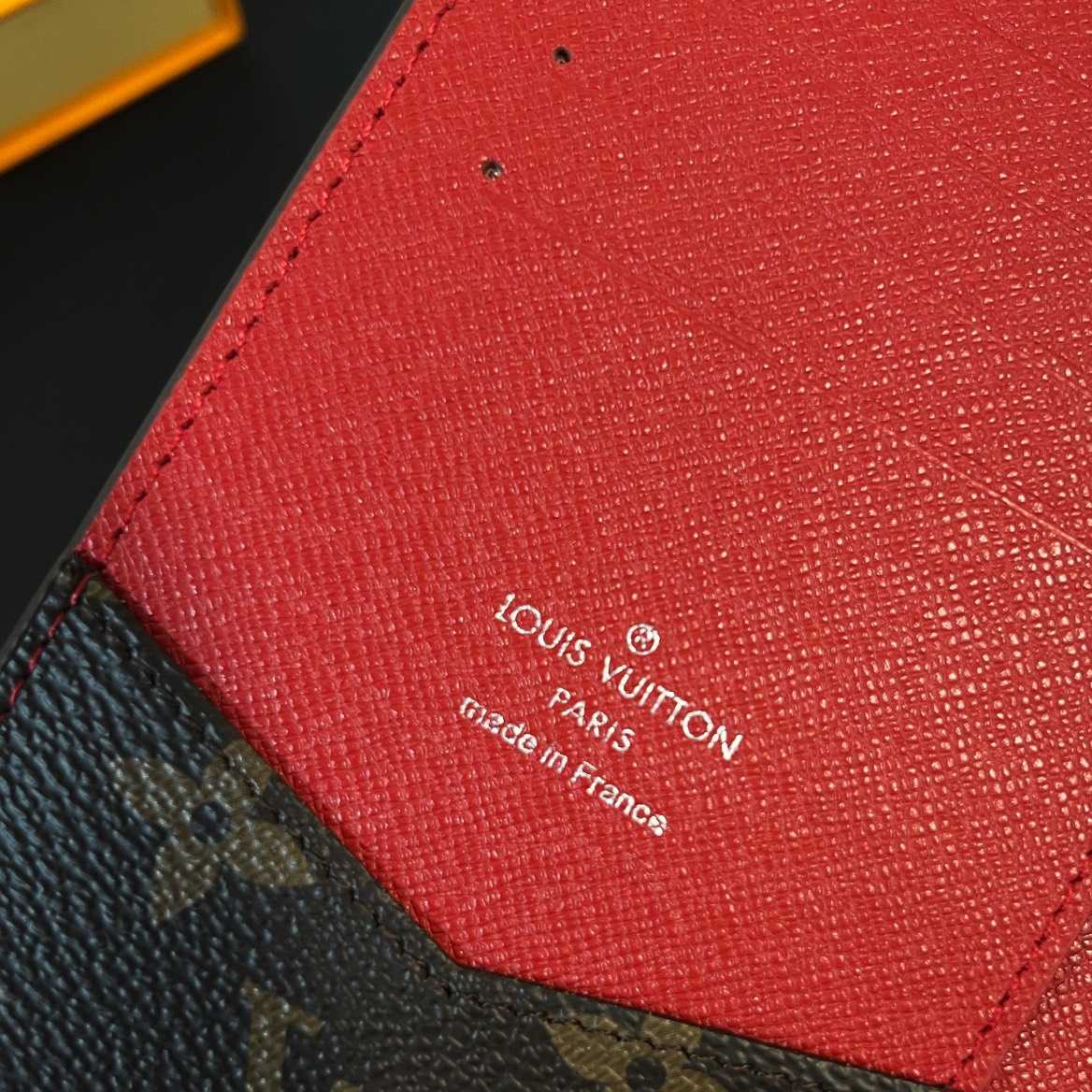 Louis Vuitton Passport Cover   M82862 - FashionPlug