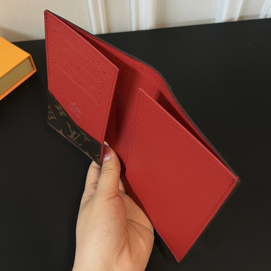 Louis Vuitton Passport Cover   M82862 - FashionPlug