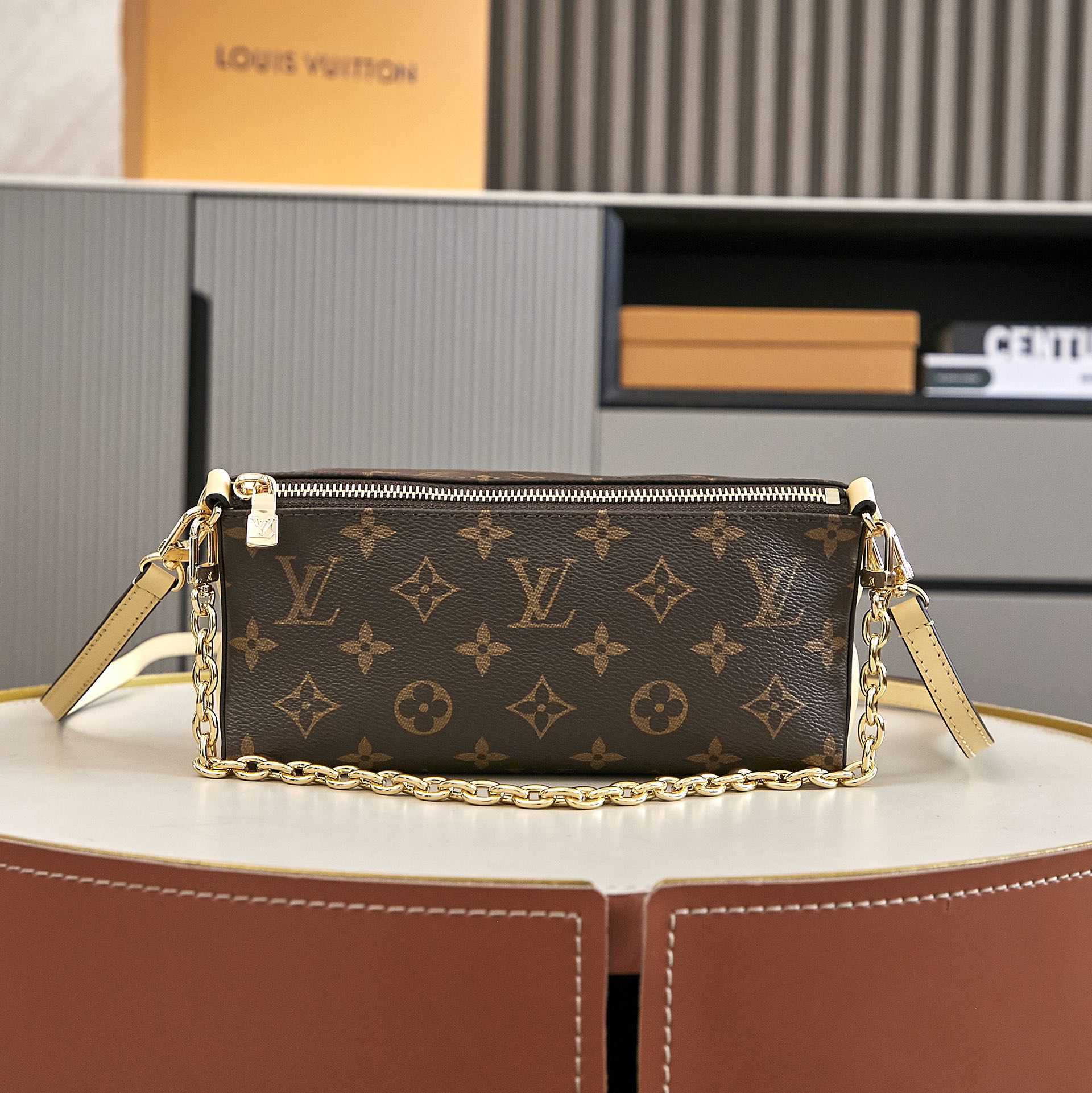 Louis Vuitton Bloom Pouch   M11672 - FashionPlug