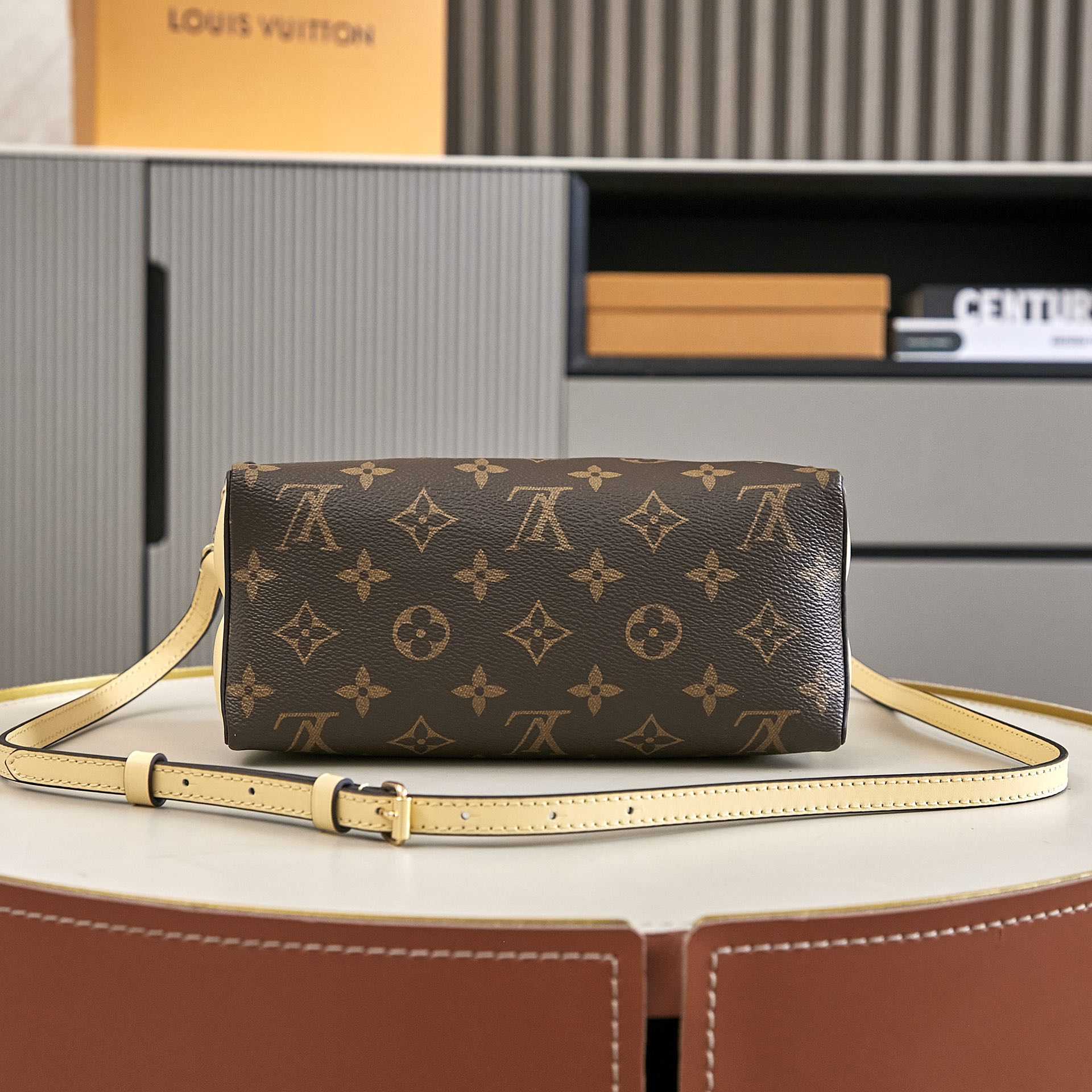 Louis Vuitton Bloom Pouch   M11672 - FashionPlug
