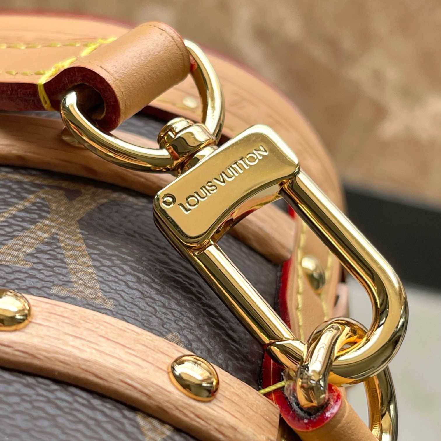 Louis Vuitton Ellis   M24843 - FashionPlug