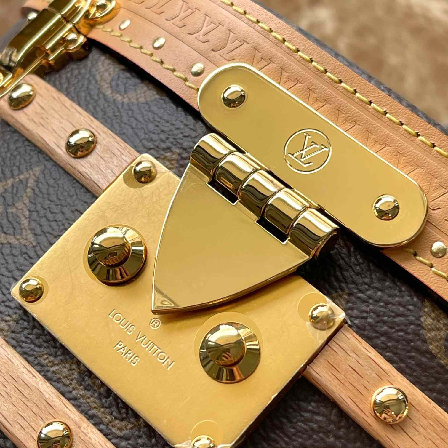 Louis Vuitton Ellis   M24843 - FashionPlug