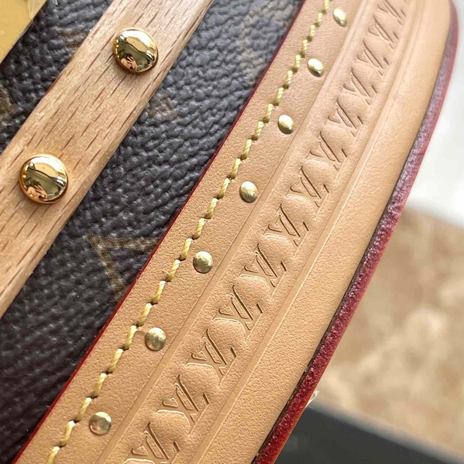 Louis Vuitton Ellis   M24843 - FashionPlug