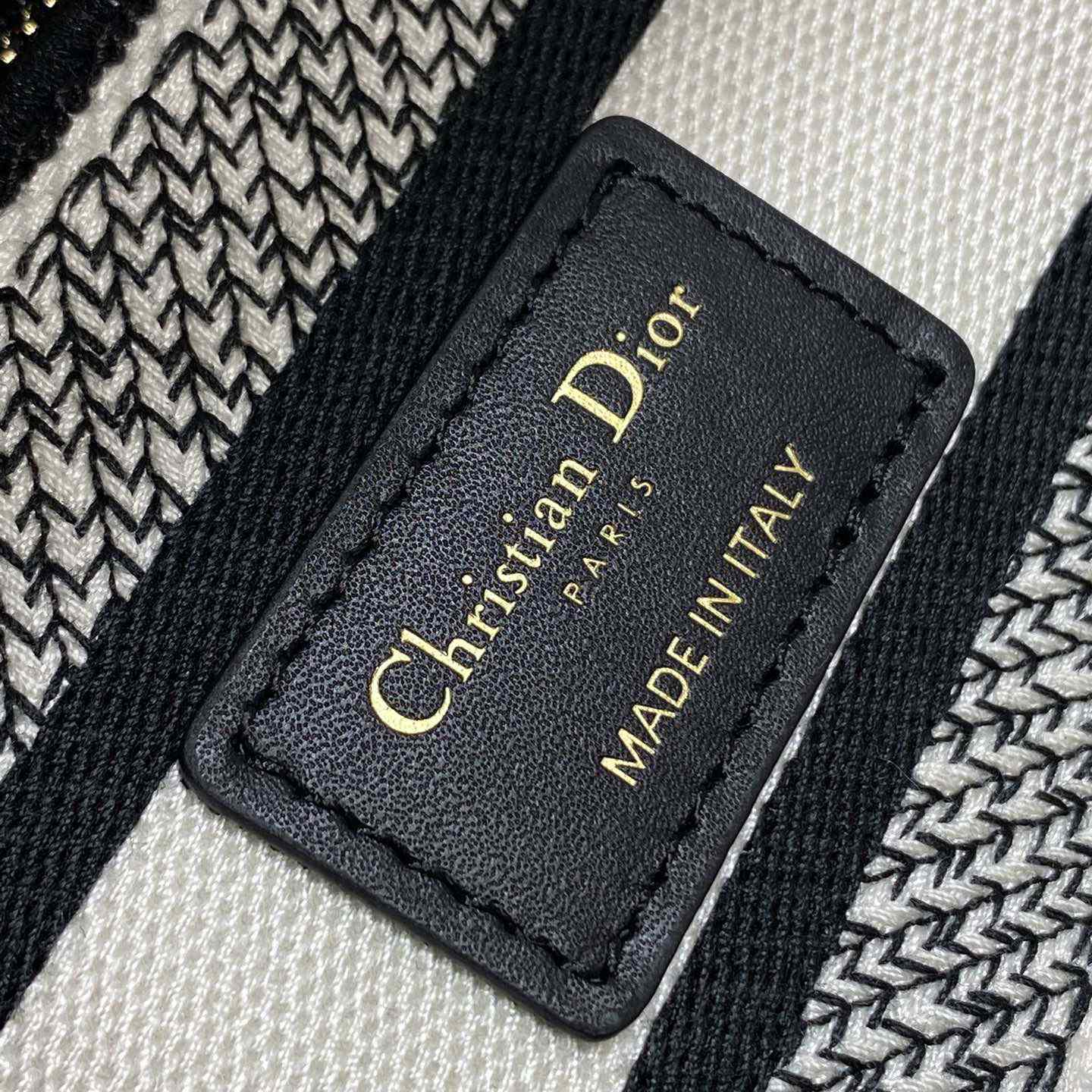 Dior Dioramour Medium Lady D-Lite Bag - FashionPlug