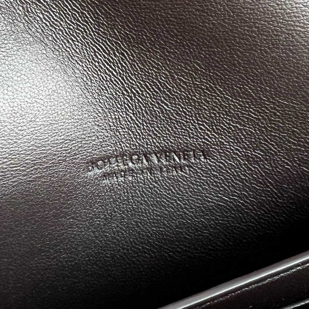 Bottega Veneta Long Clutch Andiamo With Handle - FashionPlug
