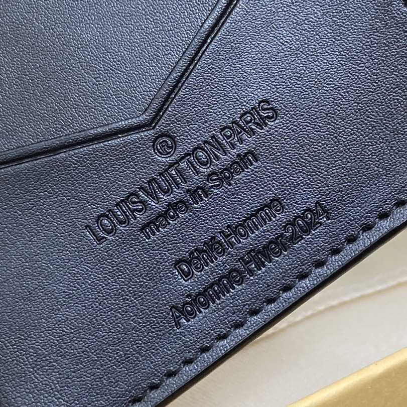 Louis Vuitton Passport Cover   M64501 - FashionPlug