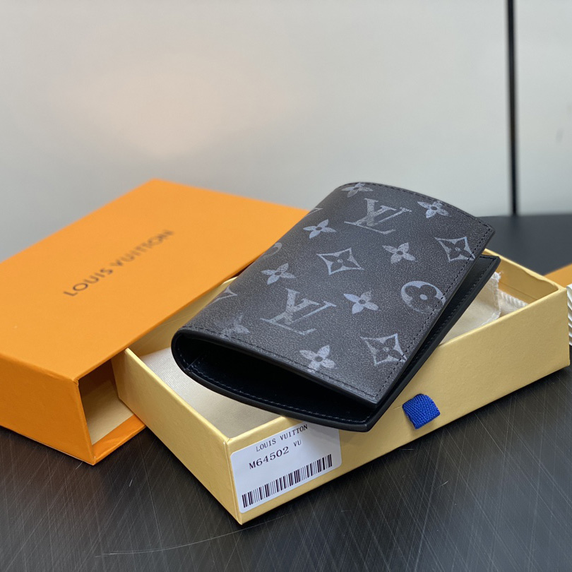 Louis Vuitton Passport Cover   M64501 - FashionPlug