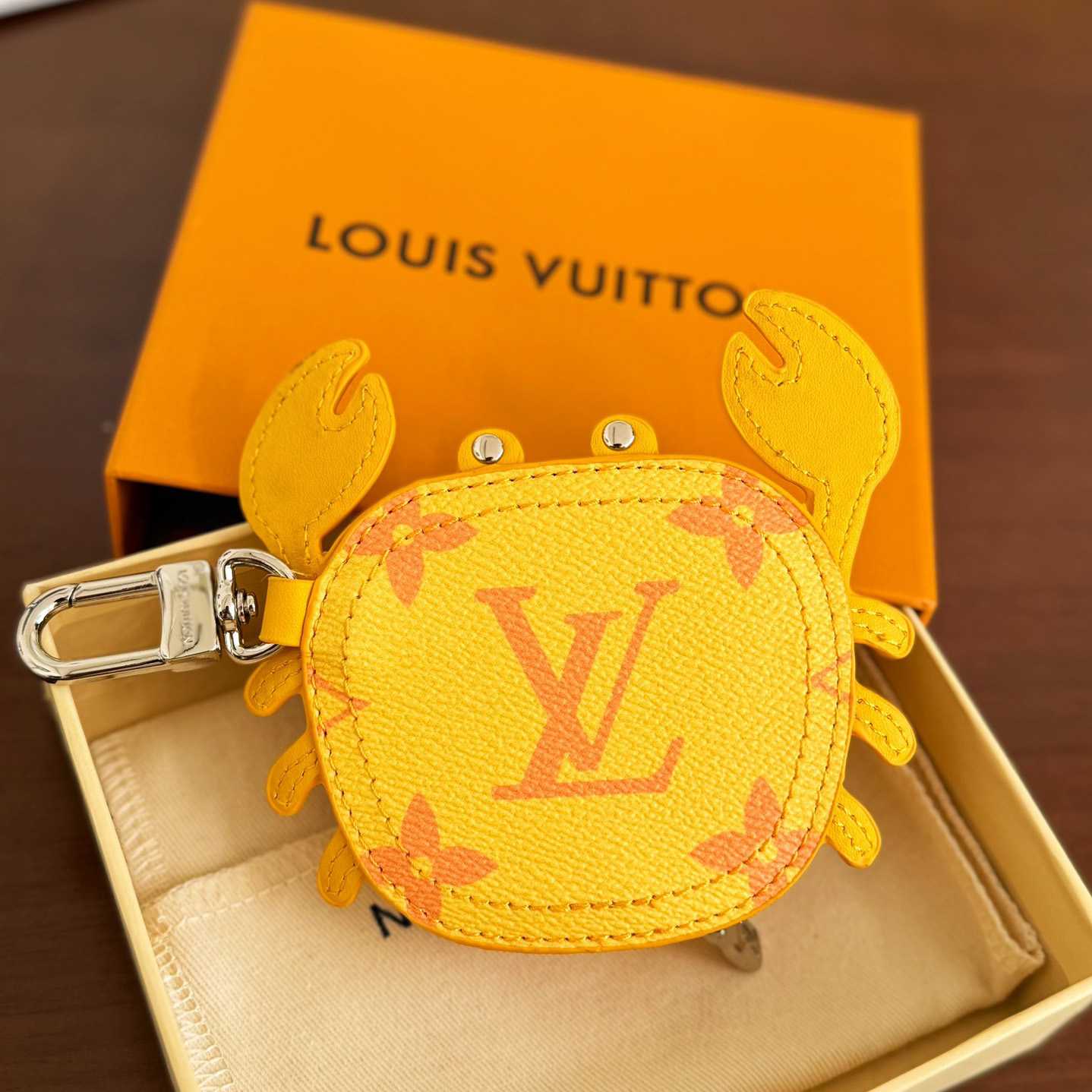Louis Vuitton LV Crab Bag Charm   M01932 - FashionPlug