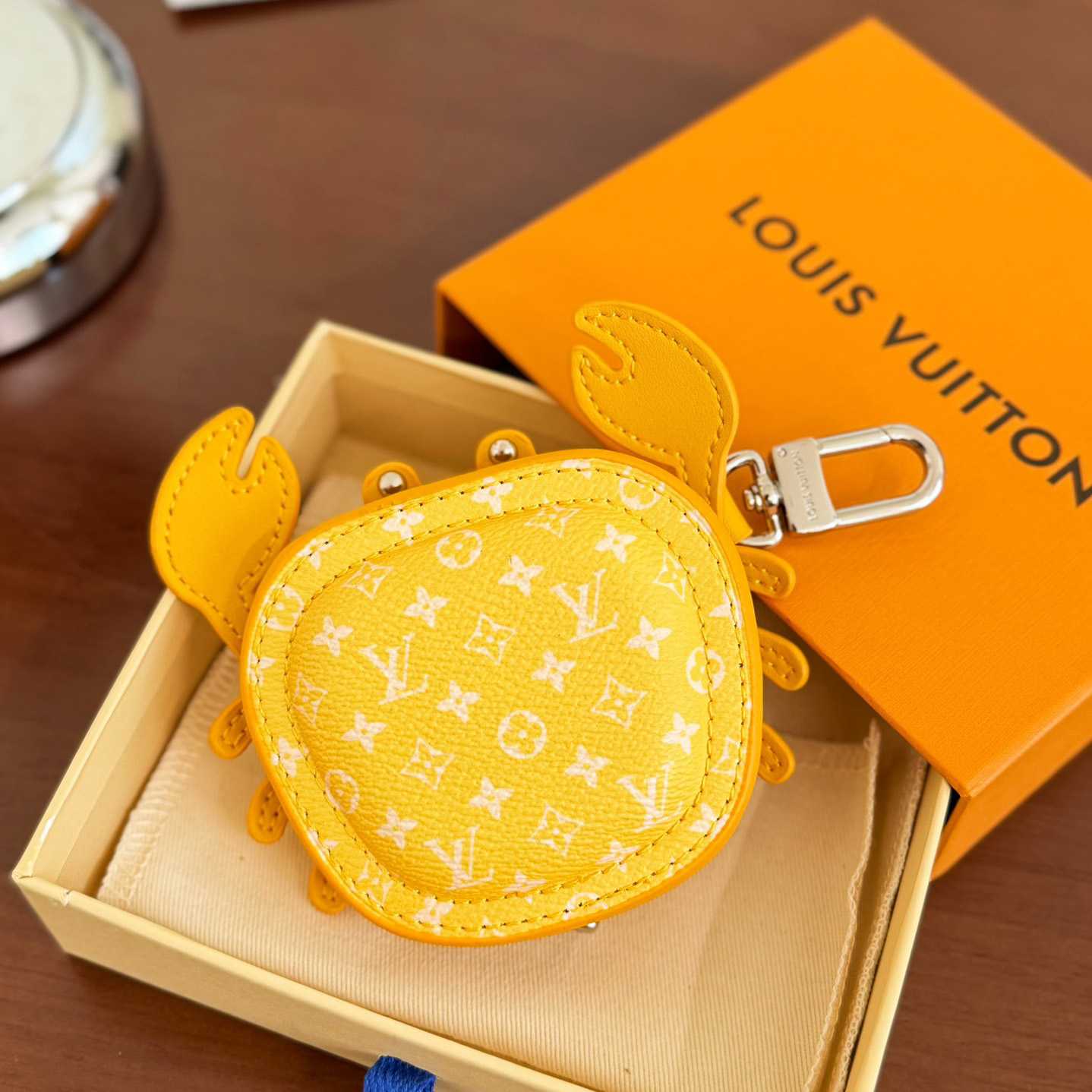 Louis Vuitton LV Crab Bag Charm   M01932 - FashionPlug