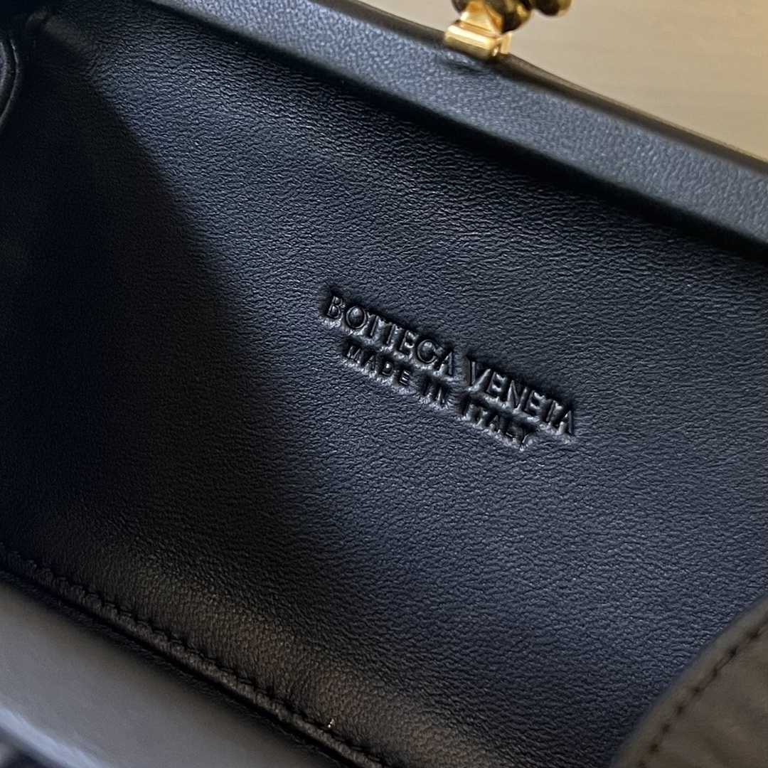 Bottega Veneta Knot - FashionPlug