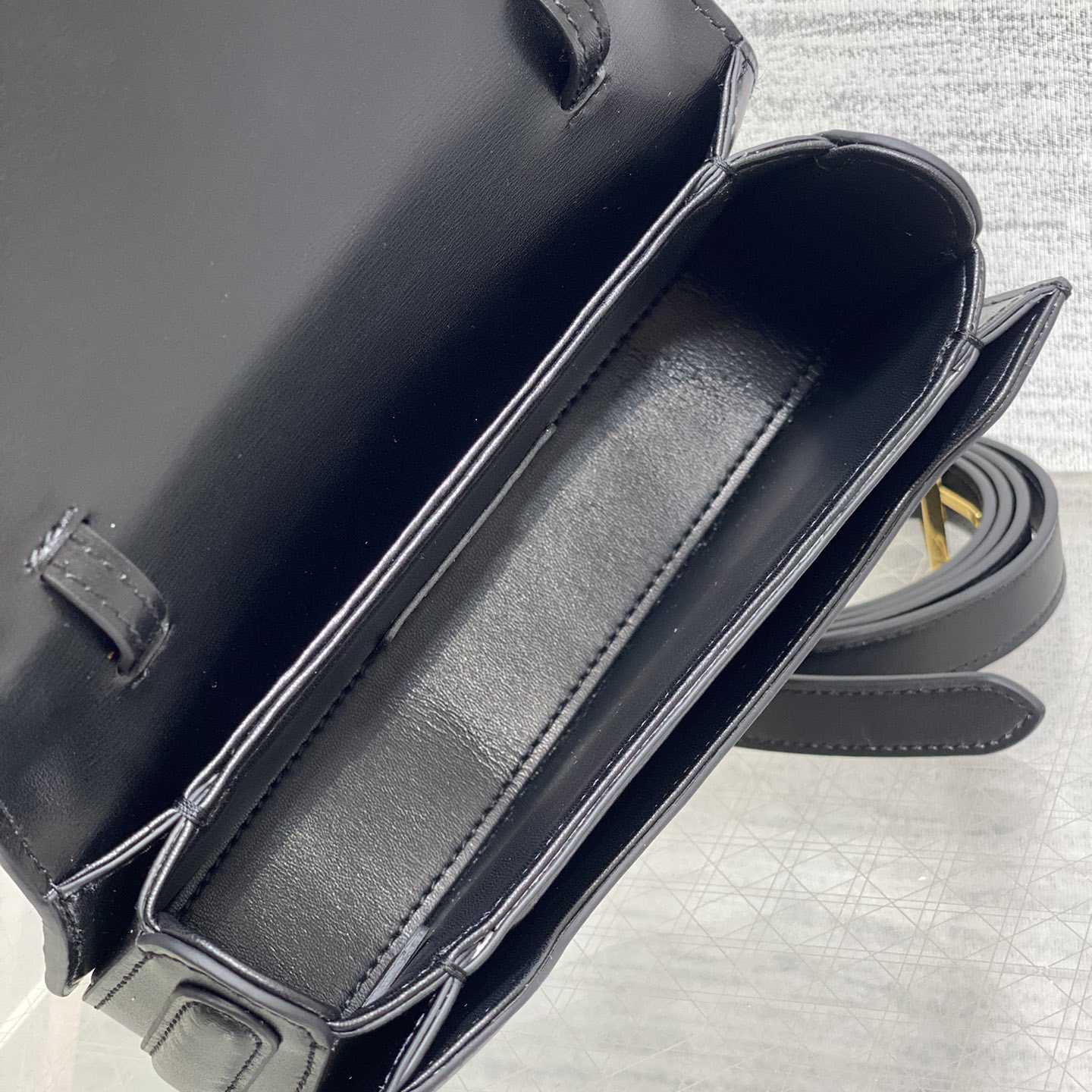 Dior Small 30 Montaigne Avenue Top Handle Bag - FashionPlug