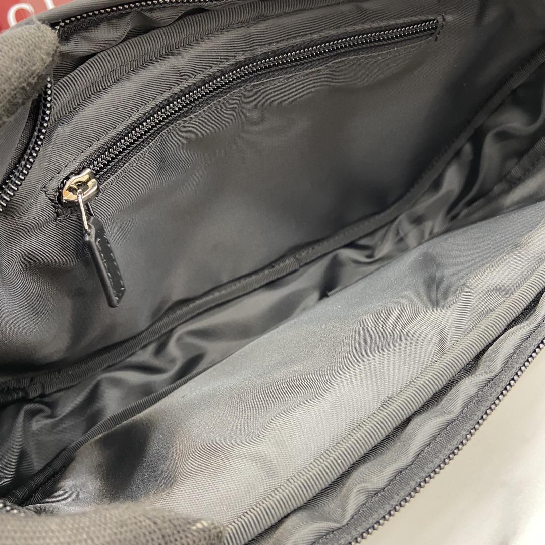 Gucci Small Crossbody Bag With Gucci Logo - FashionPlug
