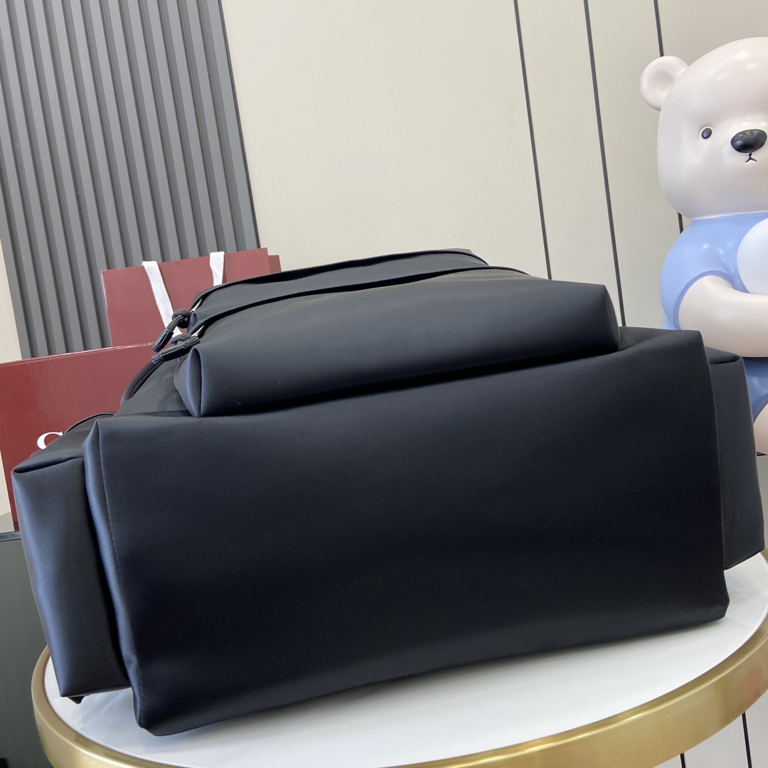 Gucci Large Backpack With Gucci Logo - FashionPlug