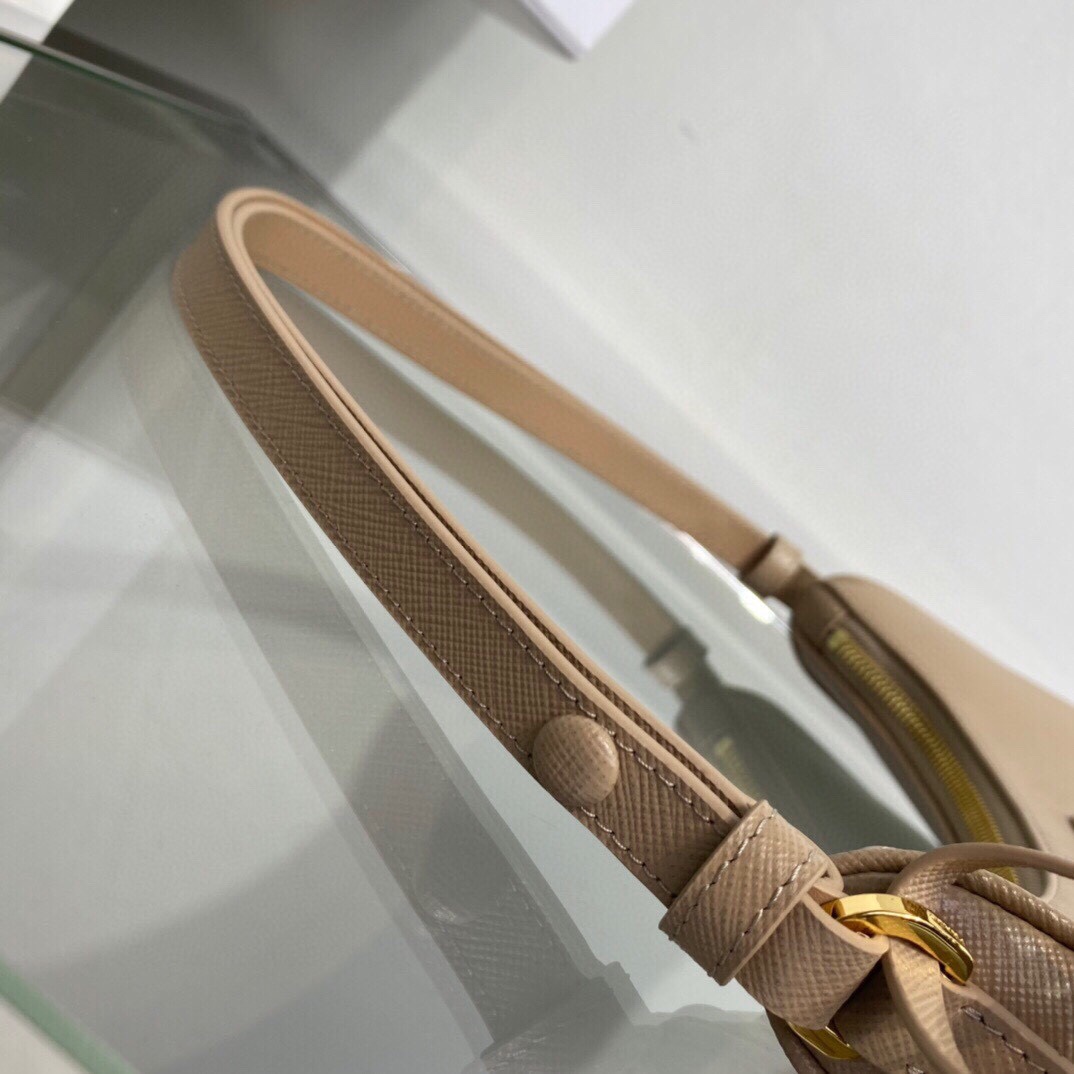 Prada Re-Edition 2005 Saffiano Leather Bag （ 22×18×6cm） - FashionPlug