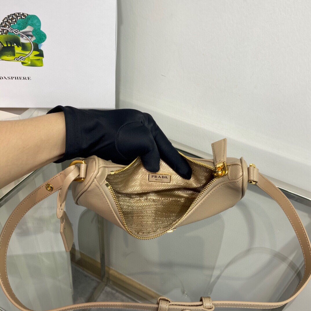 Prada Re-Edition 2005 Saffiano Leather Bag （ 22×18×6cm） - FashionPlug
