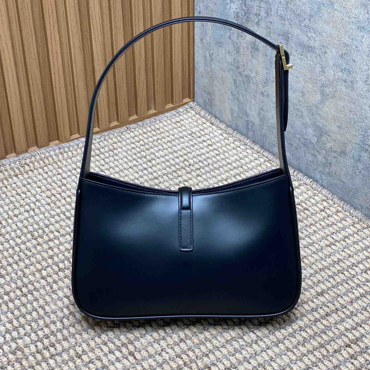 Saint Laurent Le 5 À 7 In Smooth Leather - FashionPlug
