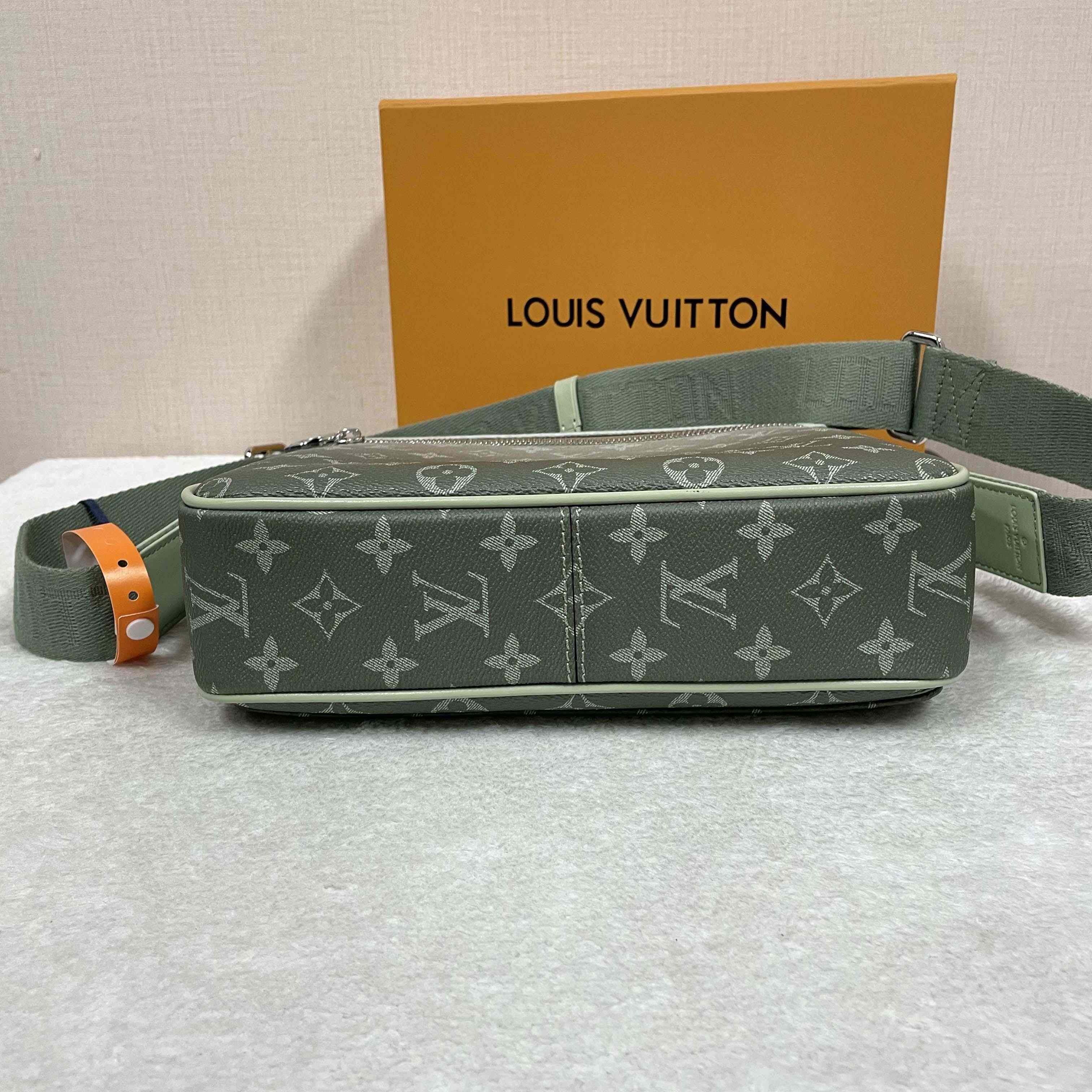 Louis Vuitton District PM   M11593 - FashionPlug