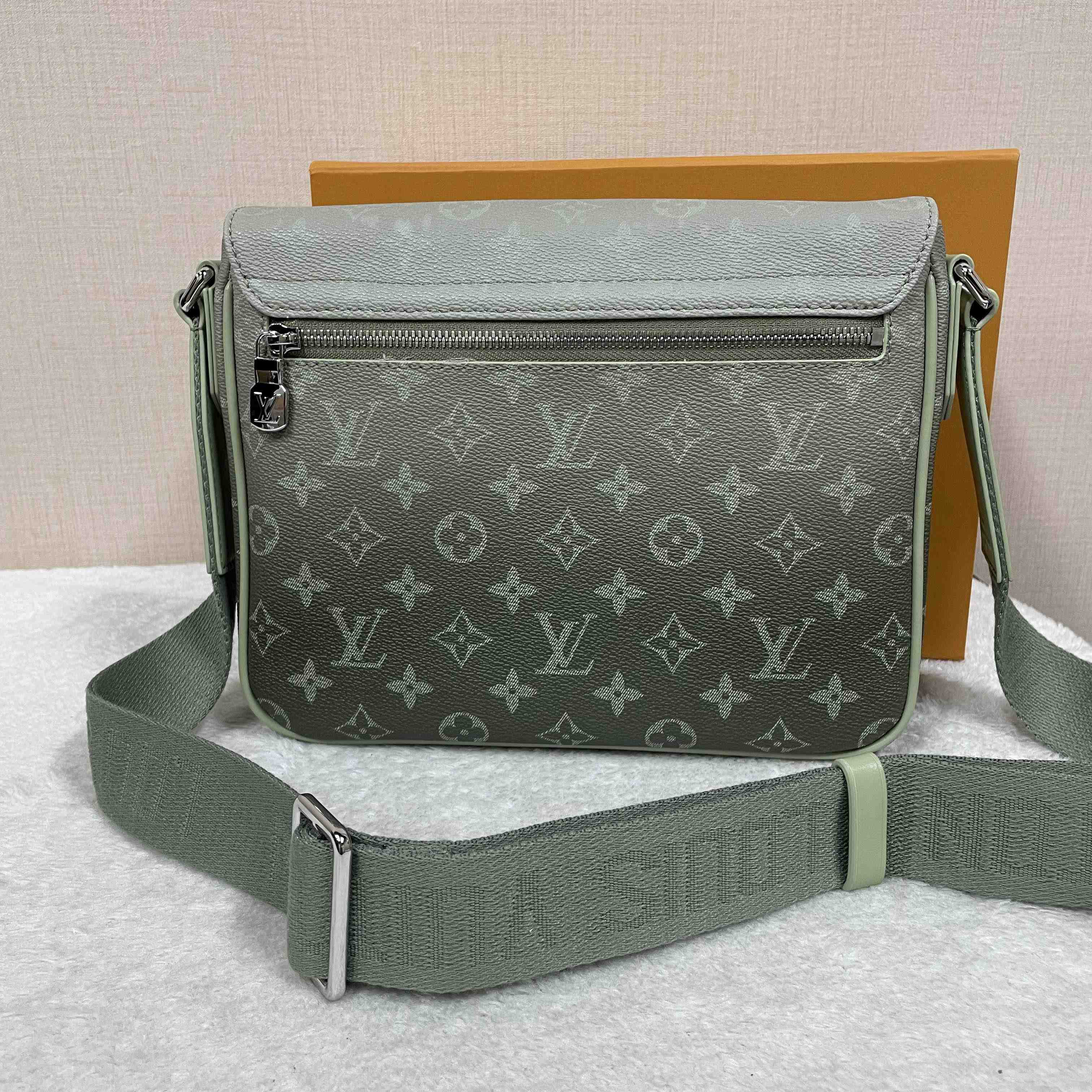 Louis Vuitton District PM   M11593 - FashionPlug