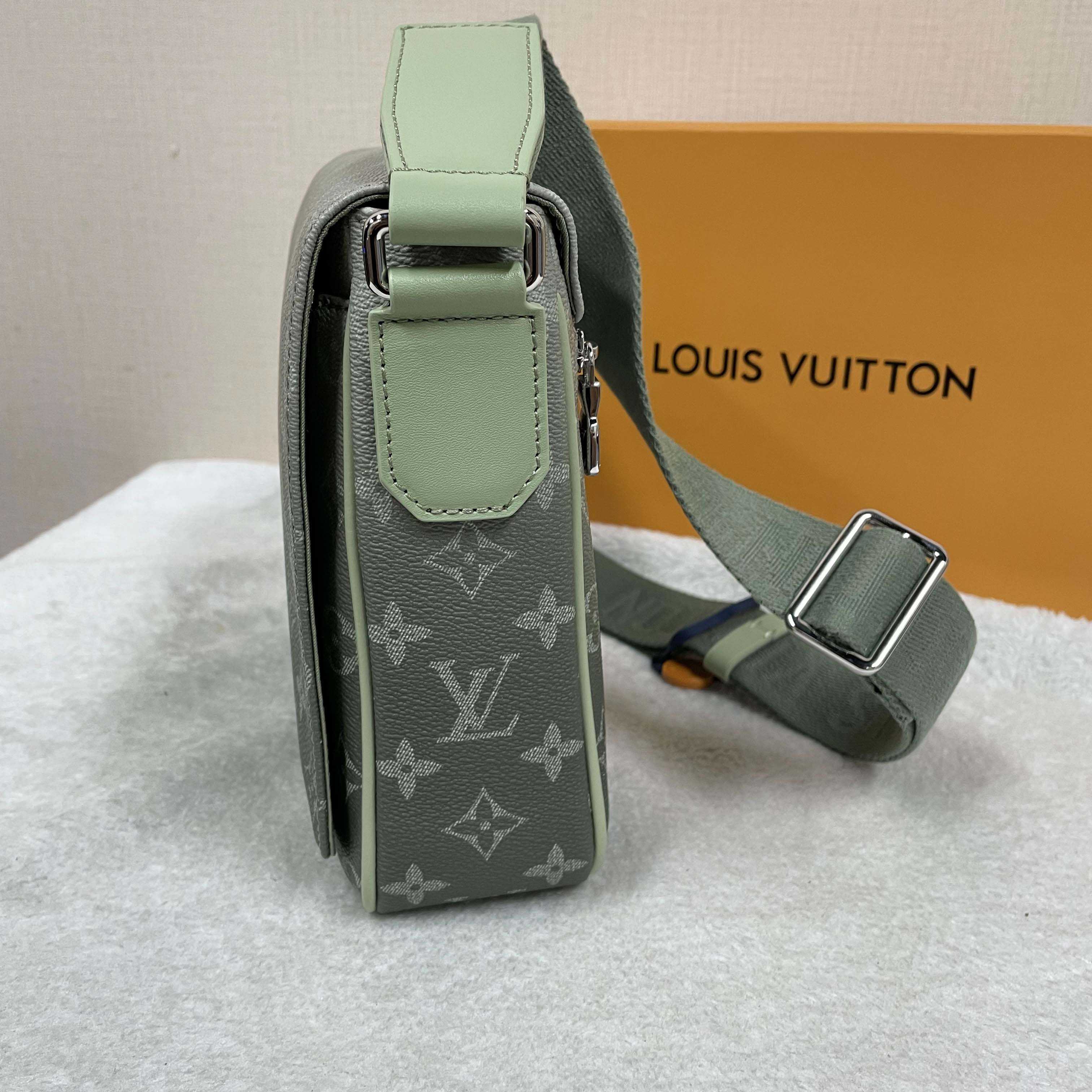 Louis Vuitton District PM   M11593 - FashionPlug