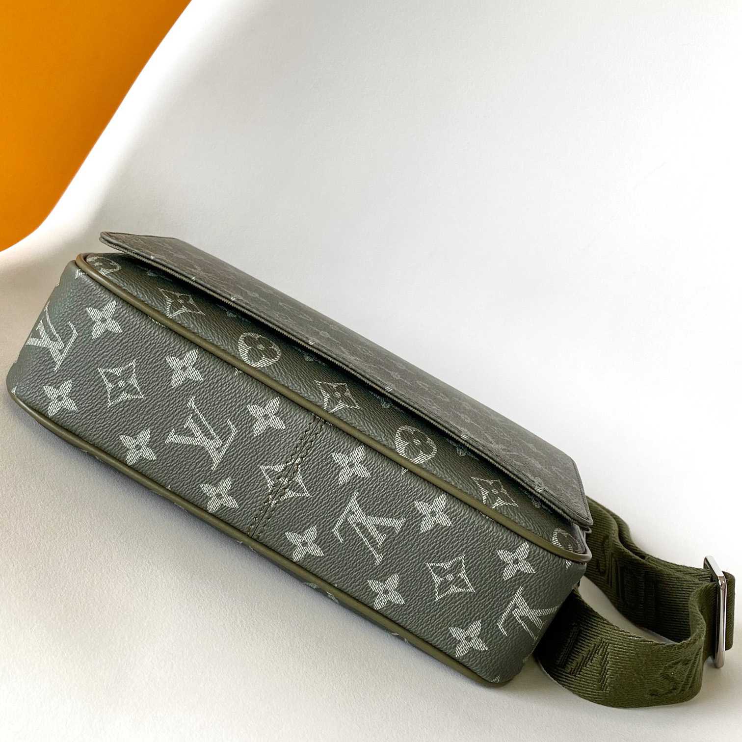 Louis Vuitton District PM   M11593 - FashionPlug