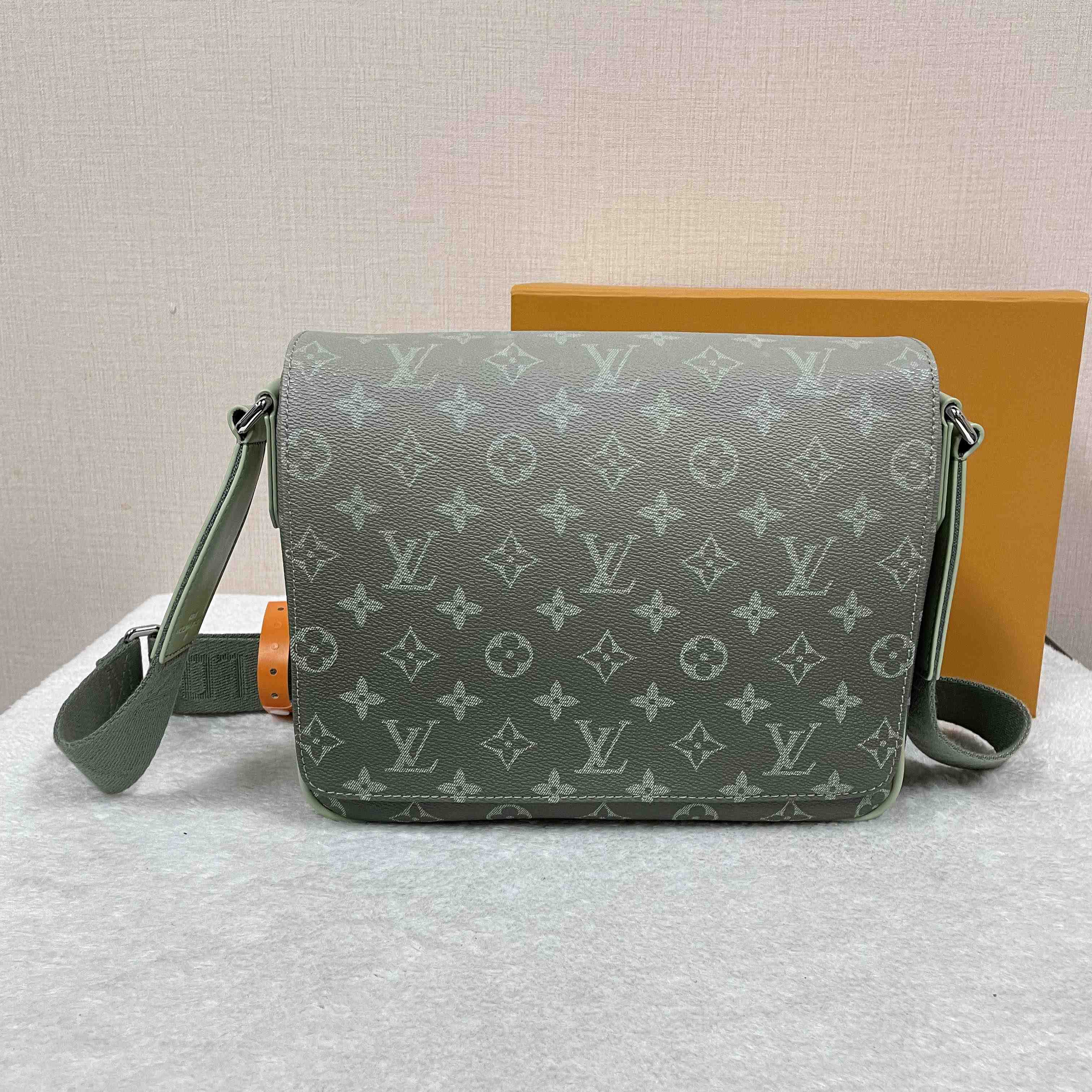 Louis Vuitton District PM   M11593 - FashionPlug