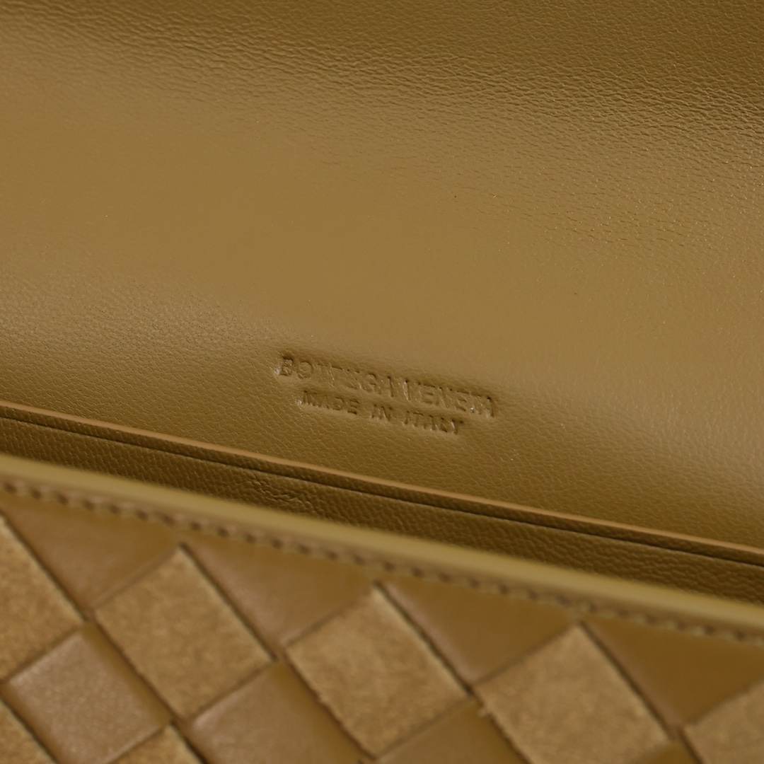 Bottega Veneta Long Clutch Andiamo With Handle - FashionPlug