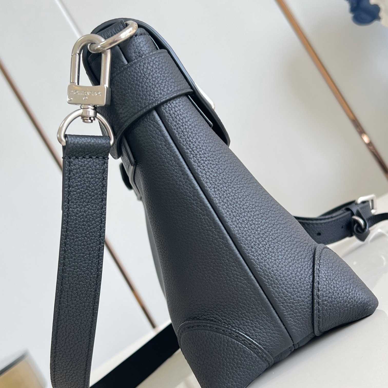 Louis Vuitton Steamer Crossbody   M11607 - FashionPlug