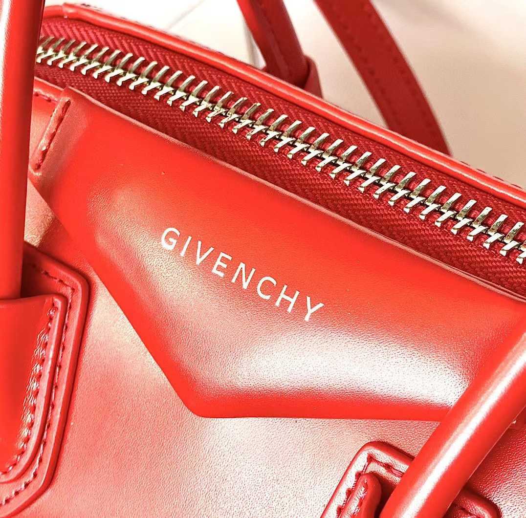 Givenchy Shiny Lord Calfskin Small Antigona Bag   22*27*13cm - FashionPlug
