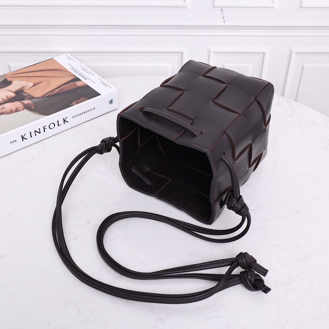 Bottega Veneta Small Cassette Cross-Body Bucket - FashionPlug