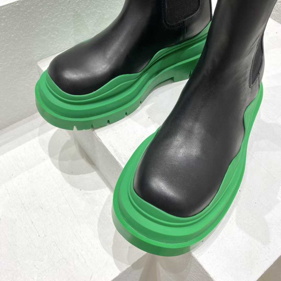 Bottega Veneta Lug Vegetable-Tanned Leather Chelsea Boots - FashionPlug