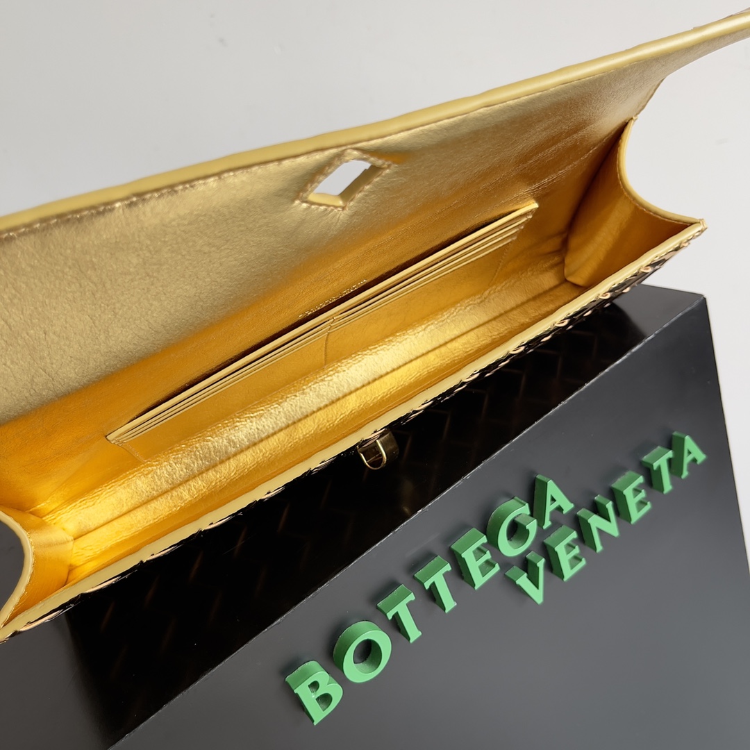 Bottega Veneta Andiamo Clutch 31*13*3cm - FashionPlug