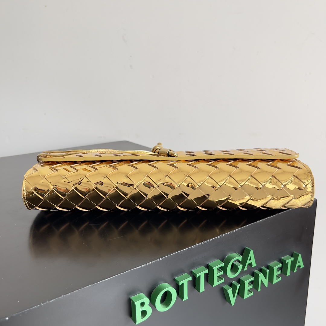 Bottega Veneta Andiamo Clutch 31*13*3cm - FashionPlug