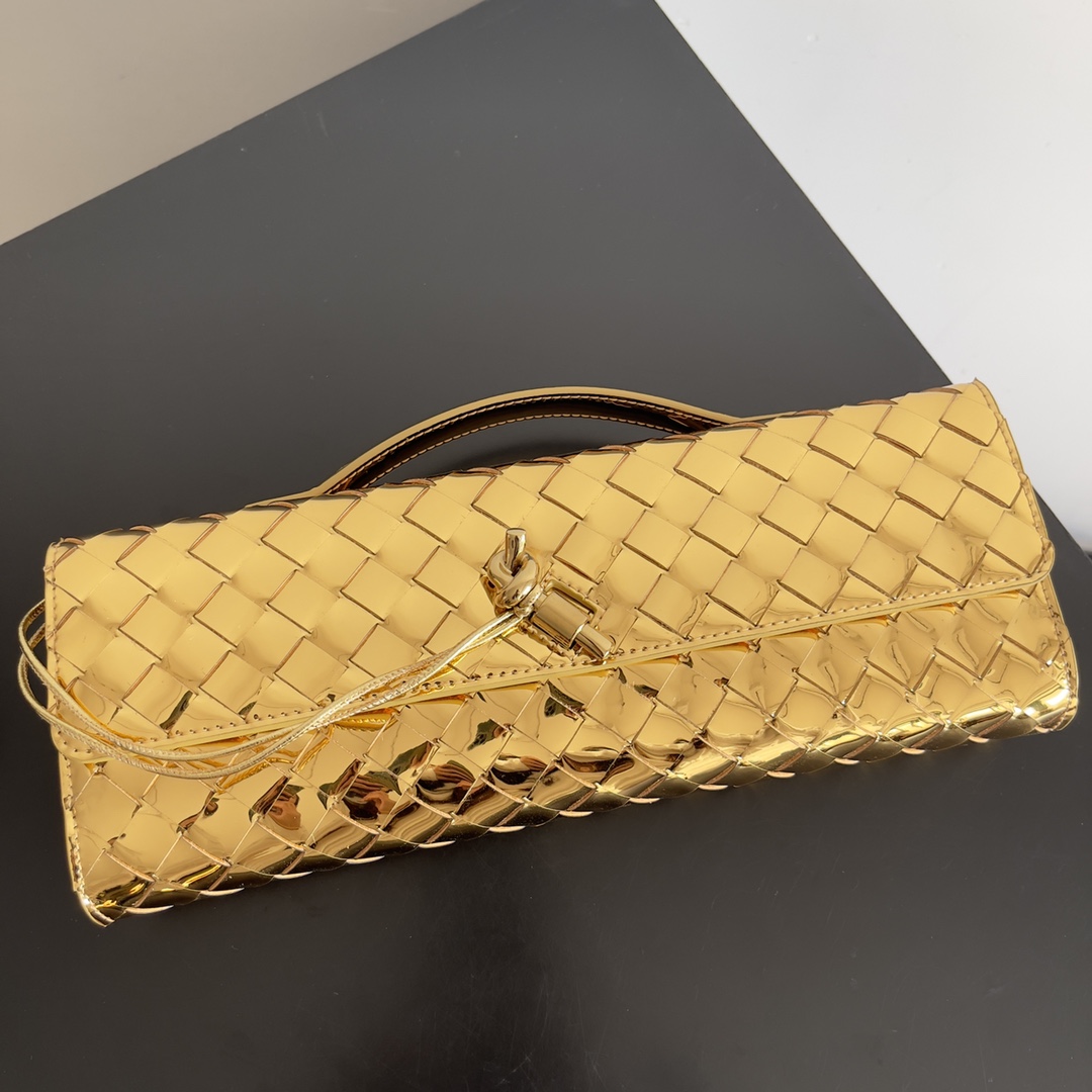Bottega Veneta Andiamo Clutch 31*13*3cm - FashionPlug