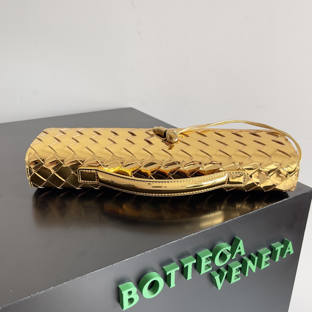 Bottega Veneta Andiamo Clutch 31*13*3cm - FashionPlug