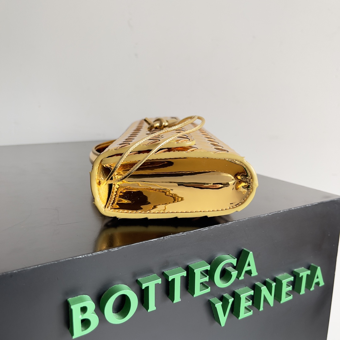 Bottega Veneta Andiamo Clutch 31*13*3cm - FashionPlug